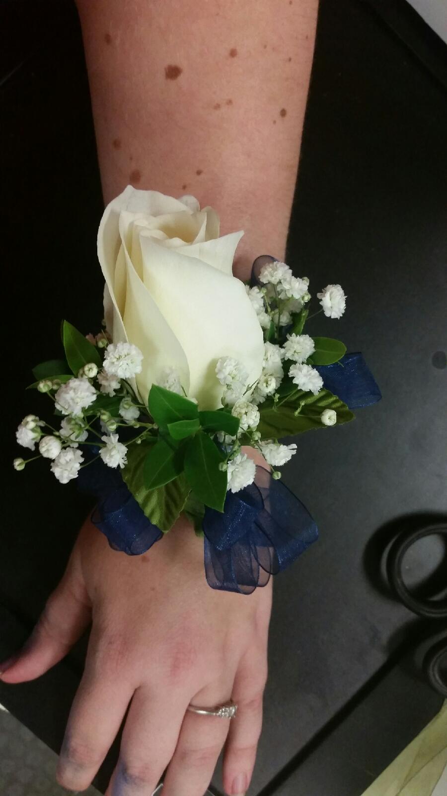 Single flower on sale wrist corsage